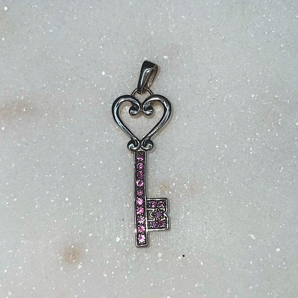 Pink sapphire pendant